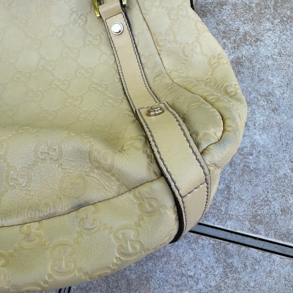 GUCCI
Guccissima Leather Shoulder Bag - Picture 9 of 16